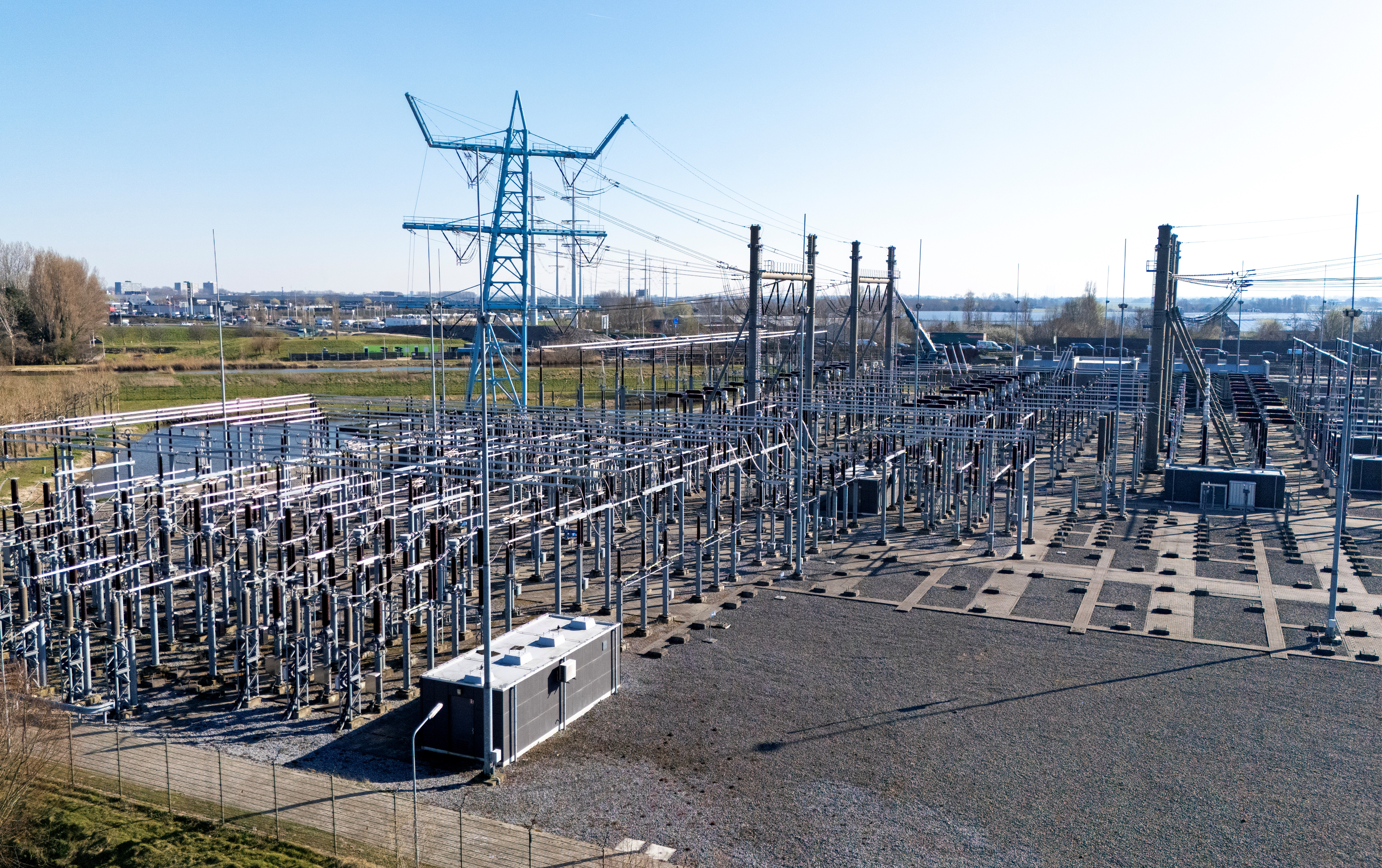 Hoogspanningsstation voor elektriciteit met een hoogspanningsmast 