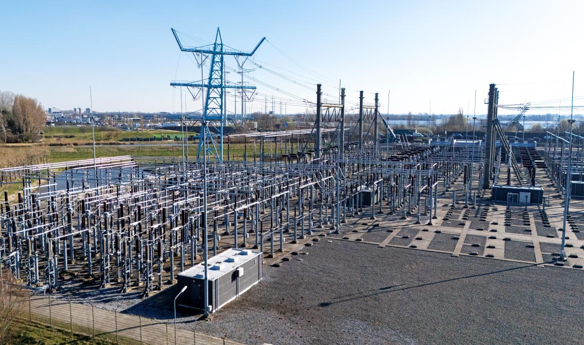 Hoogspanningsstation voor elektriciteit met een hoogspanningsmast 