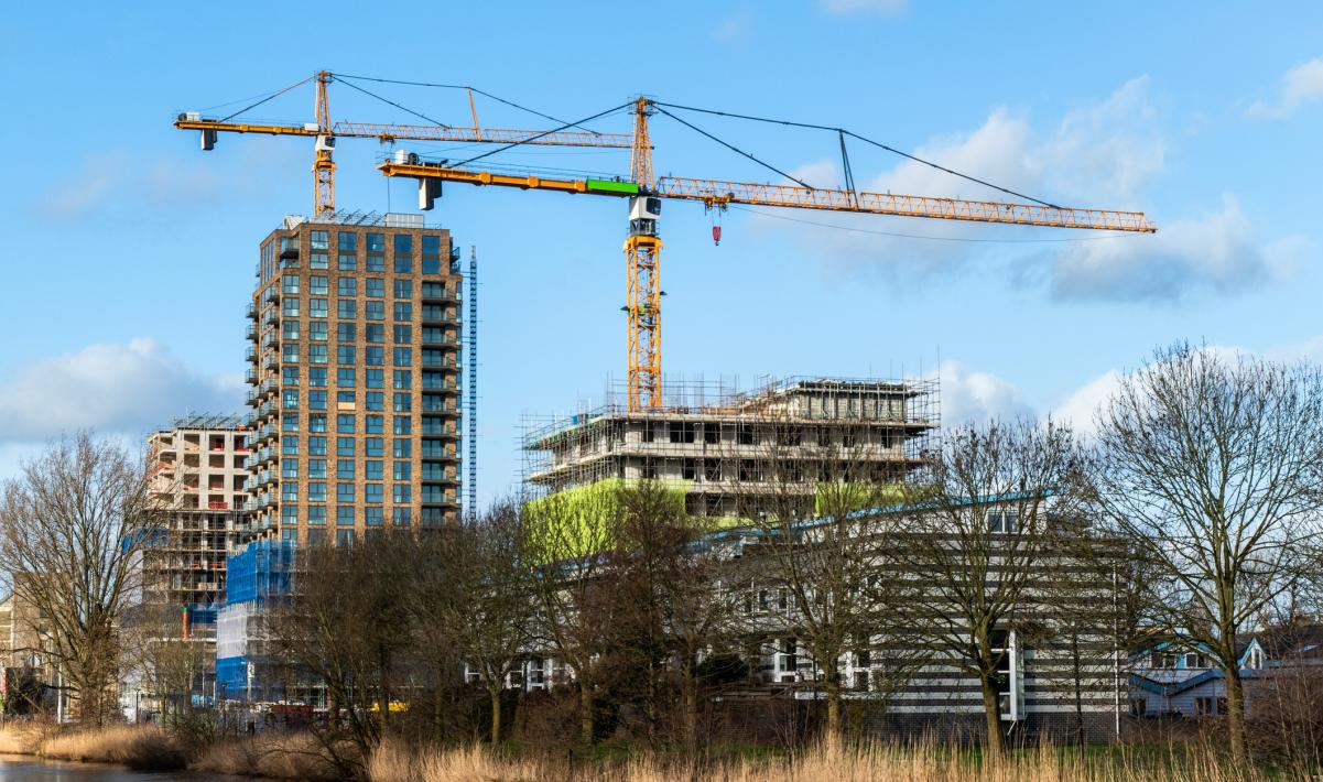 Woningen onder constructie met twee hijskranen