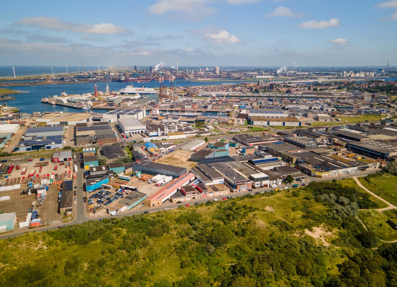 Uitzicht op een industriegebied aan het water 