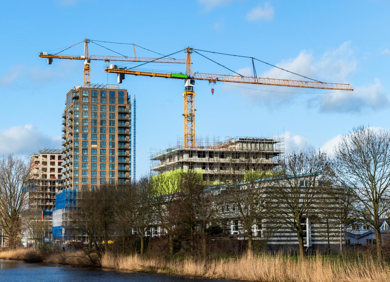 Woningen onder constructie met twee hijskranen